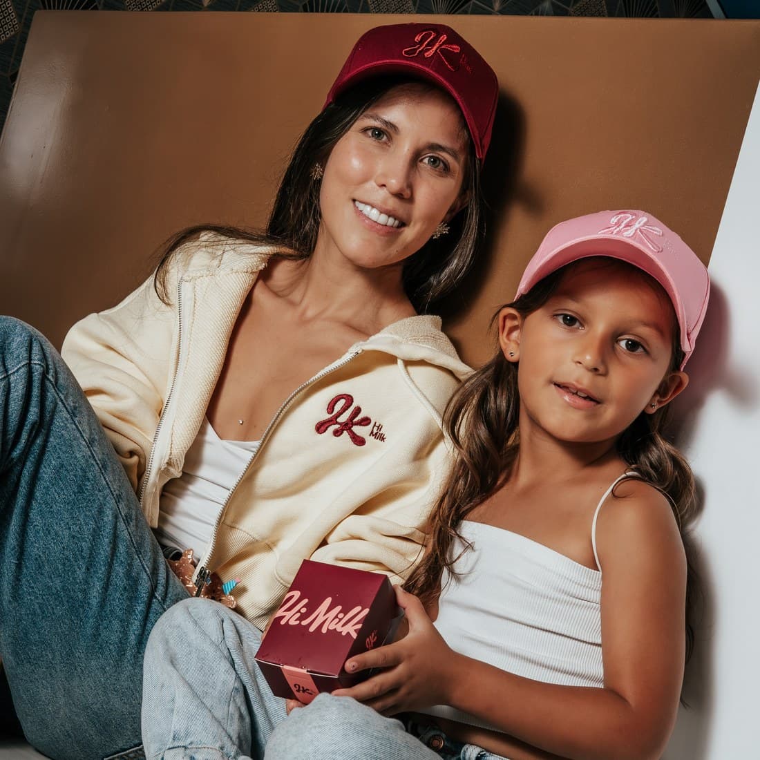 Mamá e hija comparten un postre Hi Milk en casa