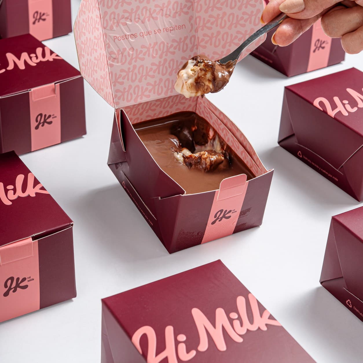 Postre Hi Milk en caja con Nutella y leche Klim en capas