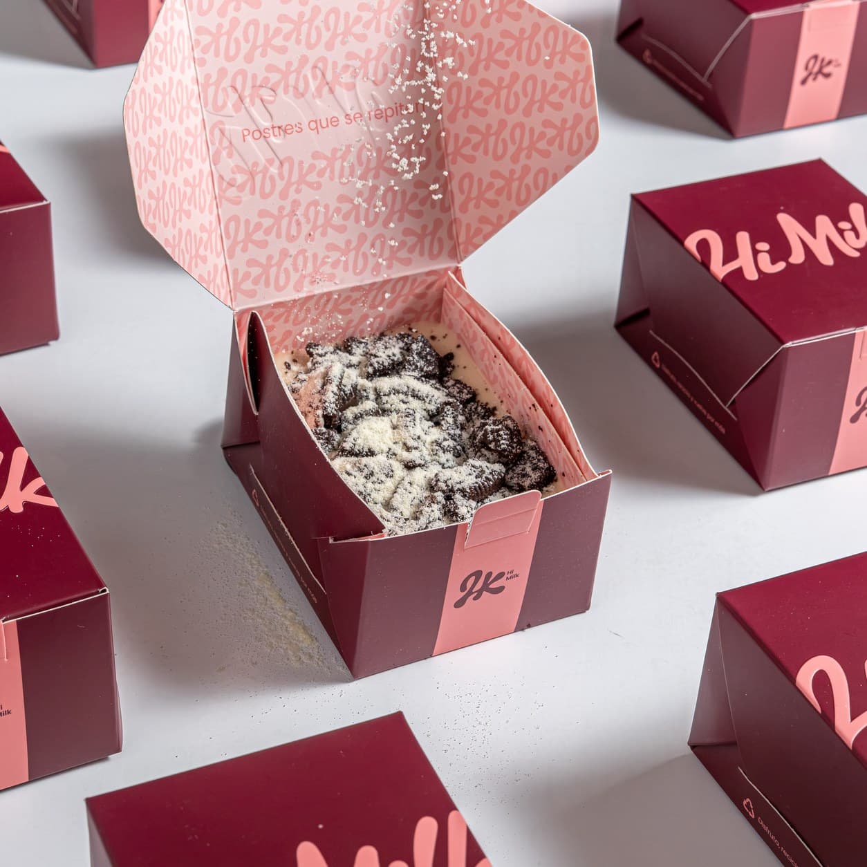 Postre Hi Milk con galleta Oreo triturada y crema de leche Klim