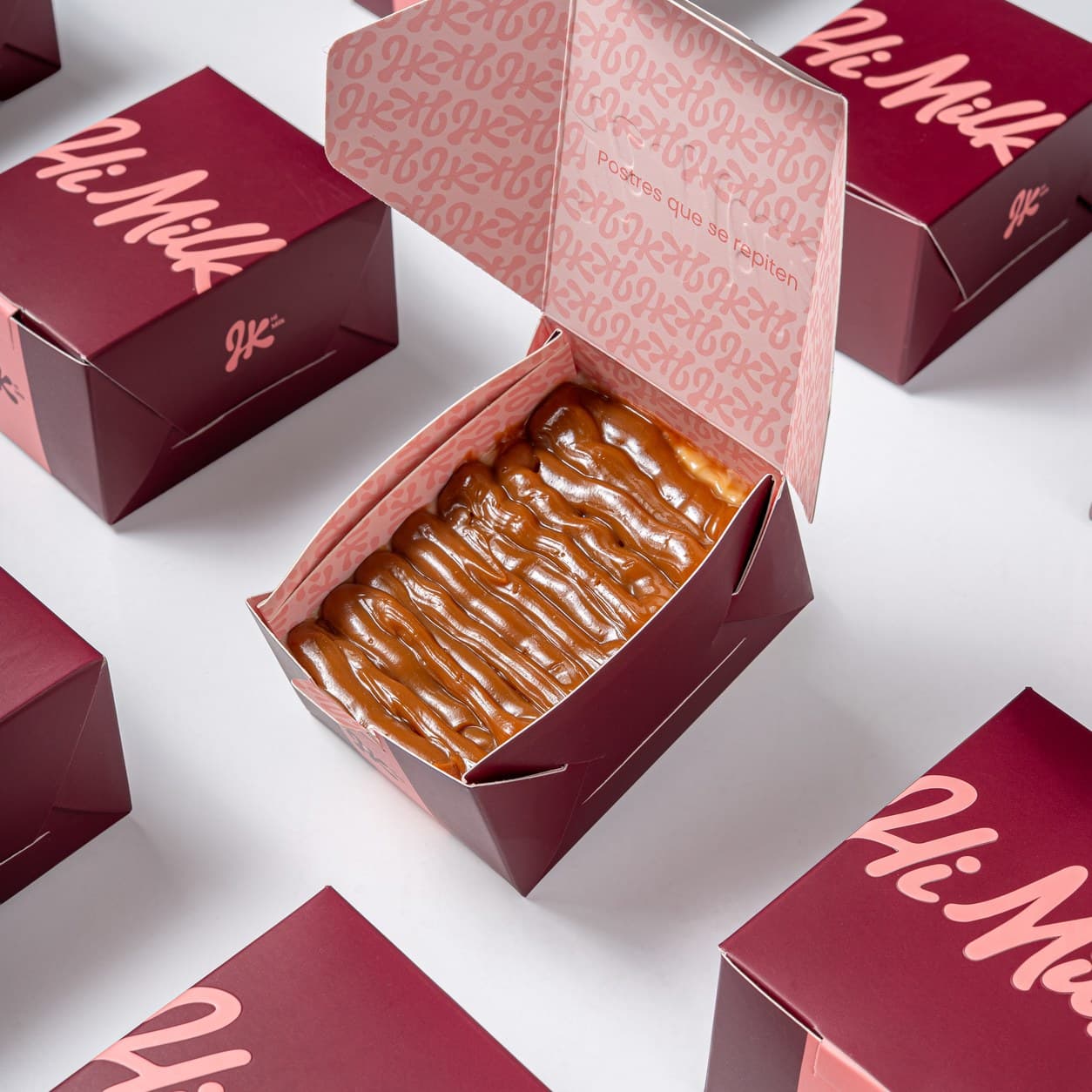 Postre Hi Milk de arequipe artesanal en capas dentro de su caja
